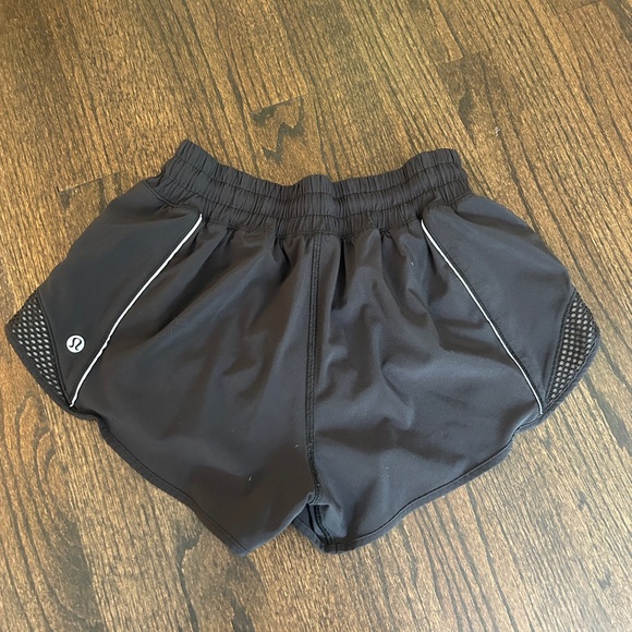 Lululemon hotty hot shorts size 4 - Picture 2 of 3
